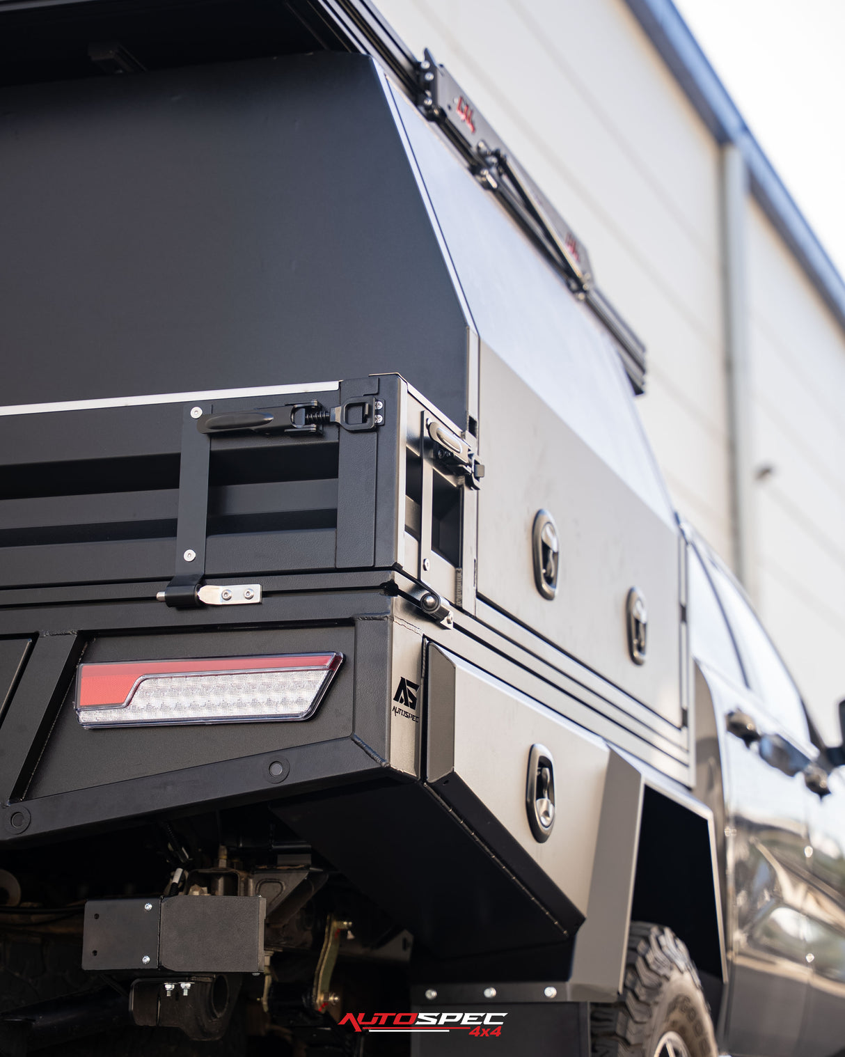 Heavy Duty Tray Side Kit - 300mm - Matte Black