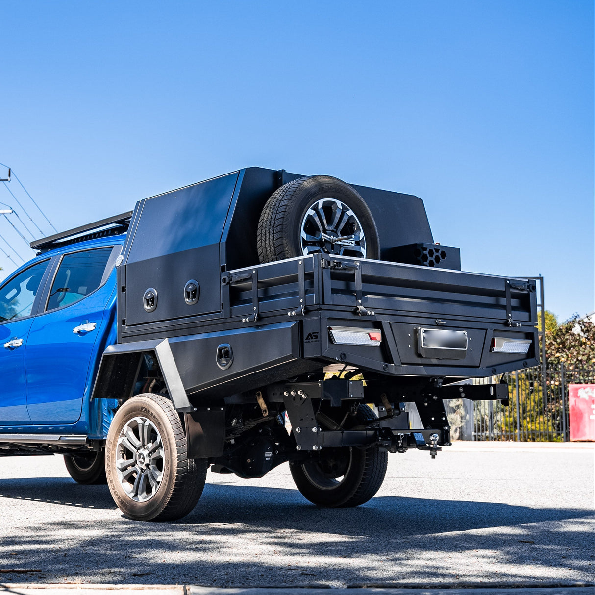 Heavy Duty Tray Side Kit - 700mm - Matte Black