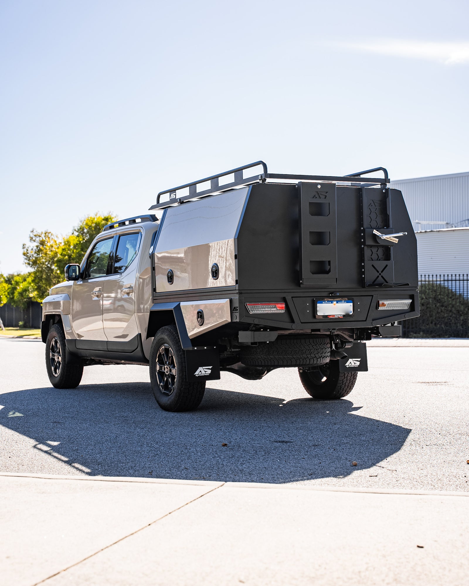 1.3 - Tasman, 1700 v2, CC Sandy Taupe, Rear Ladder, Spare Wheel Carrier, Ladder Rack - DSC08168.jpg