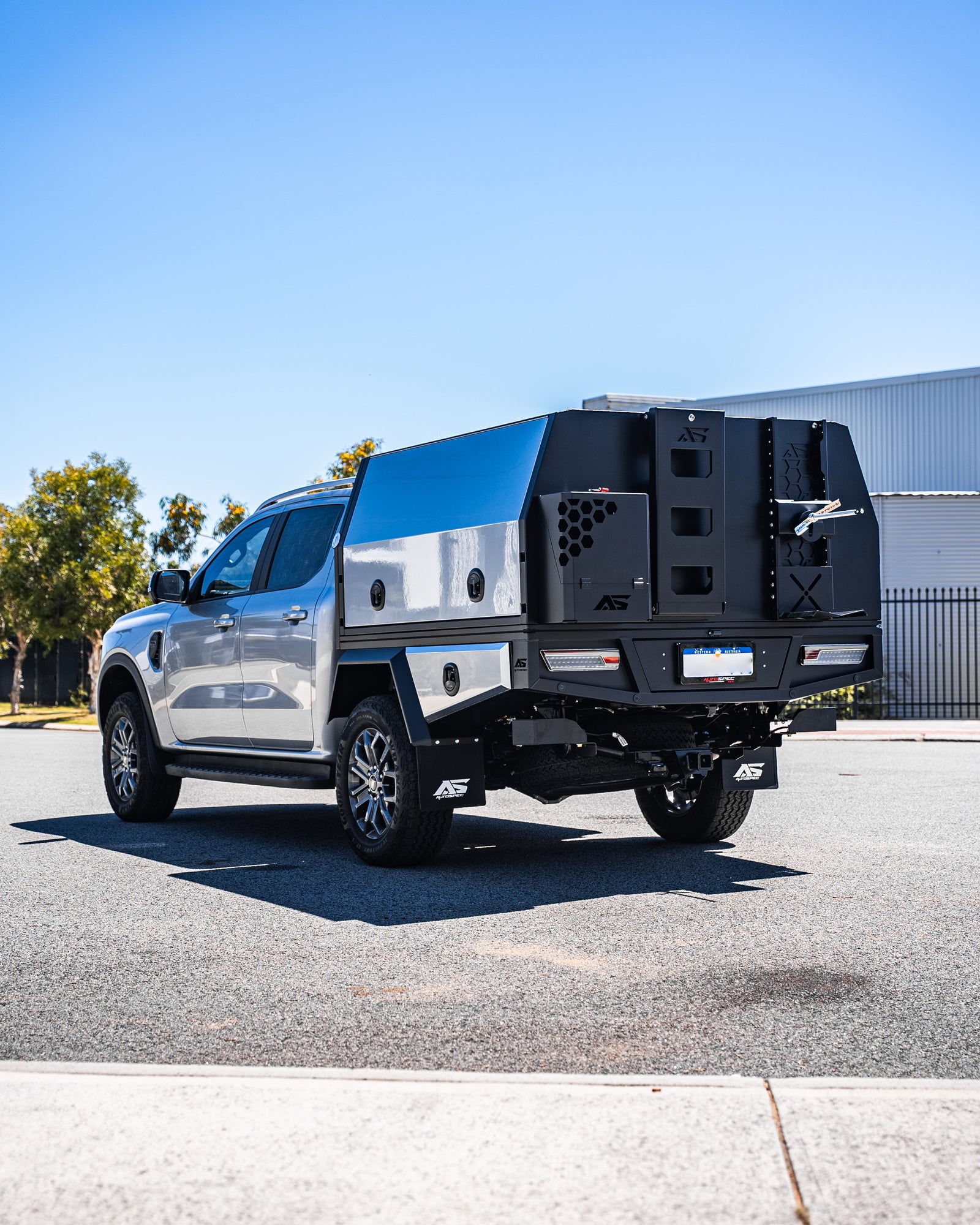 9.2 - Ranger 1700 v2, Blue-Grey CC, Spare Wheel Carrier, Jerry Can Holder, Rear Ladder - DSC09659.jpg