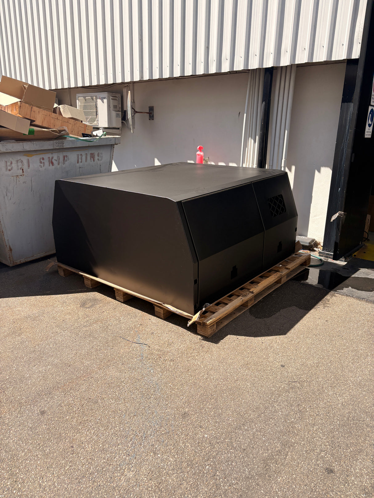 Scratch & Dent - 1700mm Aluminium Canopy with Dog Box Section - Matte Black SNDB-001